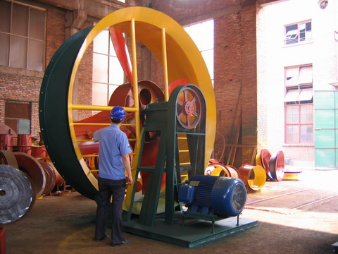 員工冒酷暑為用戶生產的3米大型軸流風機成品